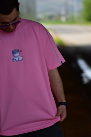 Oversized ροζ μπλούζα με σχέδιο Hacker Cat από την Dry Lake – unisex streetwear tshirt