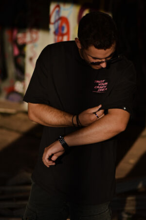 Oversized μαύρη μπλούζα DRYLAKE με ροζ στάμπα Trust Your Crazy Idea