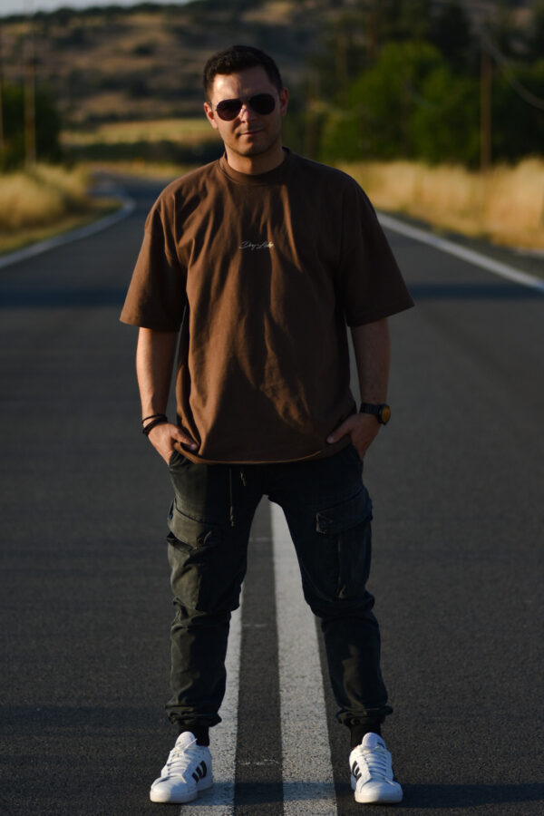 Oversized unisex καφέ μπλούζα με λογότυπο "Dry Lake"